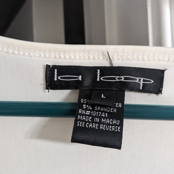 Cropped white tee with asymmetrical flower - Picture 2 of 2